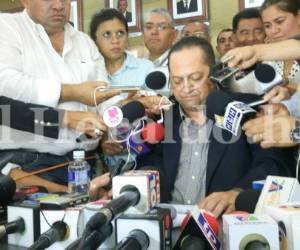 El secretario general, Alejandro Martínez, leyó la resolución que abre el camino para la aspiración reeleccionista del actual presidente Juan Orlando Hernández, foto: Alejandro Amador / EL HERALDO.