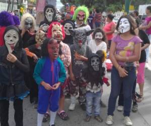 Los niños representaron a las divertidas mojigangas, una tradición que perdura en los barrios de Comayagua.