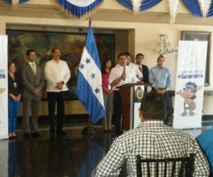 El presidente Juan Orlando Hernández hizo el lanzamiento de esta iniciativa en compañía de otros funcionarios que estarán involucrados en las Ahorro Ferias el Lempirita, foto: El Heraldo.