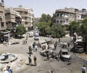 El ministerio del Interior sirio indicó que dos suicidas se hicieron explotar en una comisaría del barrio de Midan, causando la 'muerte de varios civiles y policías'.