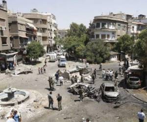 El ministerio del Interior sirio indicó que dos suicidas se hicieron explotar en una comisaría del barrio de Midan, causando la 'muerte de varios civiles y policías'.