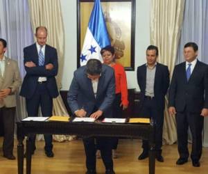 Las autoridades de Coalianza firmaron la noche de este miércoles el contrato para la construcción del Centro Cívico de Honduras.