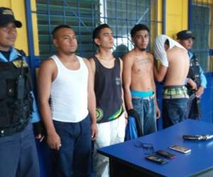 Los presuntos integrantes de la pandilla 18 fueron presentados por la Policía Nacional en San Pedro Sula y luego fueron remitidos a la Fiscalia del MP, foto: Red Informativa/El Heraldo.