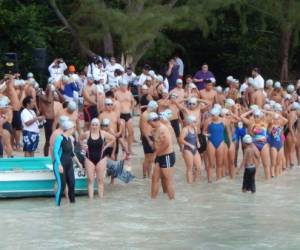 Más de cien nadadores participaron en la competencia.