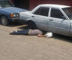 El cuerpo de la víctima quedó tendido en la calle con su cabeza debajo de un vehículo que estaba aparcado en esa zona.