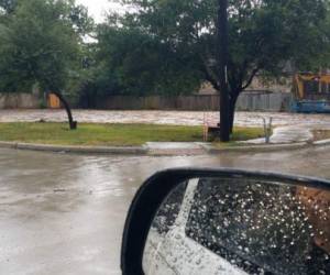 El hondureño Beto Sola desde un punto en Texas nos envía esta imagen de la lluvia e inundaciones que comienza a formarse con la llegada del huracán Harvey a Texas.