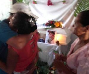 Los familiares, amigos y vecinos de la colonia Villa Nueva le dieron el último adiós al pequeño.