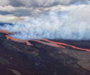 Ríos de roca fundida fueron avistados en la cumbre del Mauna Loa, uno de los cinco volcanes del Parque Nacional de los Volcanes de Hawái, así como una columna de vapor y humo en la cima de la Isla Grande, la erupción anunciaba que el gigante había despertado este 28 de noviembre.