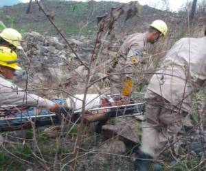 El Cuerpo de Bomberos rescató de la hondonada a los heridos y los trasladó al Hospital Roberto Suazo Córdova.