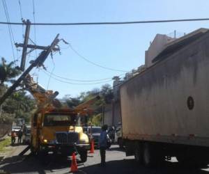 Las cuadrillas de la Empresa Energía Honduras realizan el cambio de un poste de madera.