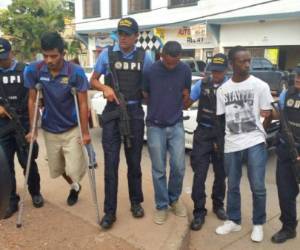Las investigaciones en poder de la DPI, indican que los sospechosos supuestamente están involucrados en delitos como robo de vehículos, distribución de drogas entre otros ilícitos.