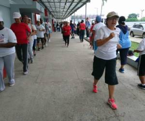 Varias personas tuvieron que hacer sus trabajos a las afueras del Rommel Fernández (Foto: Juan Salgado/OPSA)