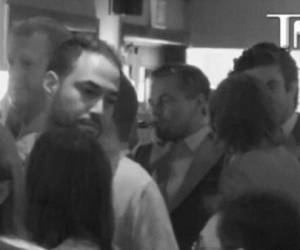 Foto de DiCaprio en el restaurante celebrando porque al fin, después de cinco nominaciones, obtuvo un premio Oscar.