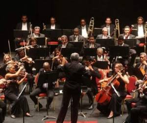 Decenas de pacientes, algunos sentados en los pasillos del hospital, escucharon con atención y posteriormente disfrutaron la interpretación, aplaudiendo con fuerza al término de cada uno de los movimientos.