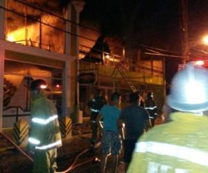 Durante más de ocho horas, el Cuerpo de Bomberos atendió el siniestro en La Masica, Atlántida, zona norte de Honduras.