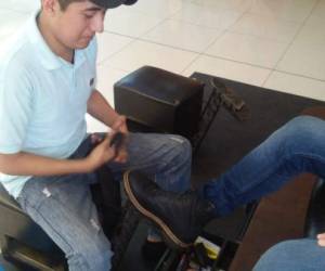 Al no encontrar trabajo como contador, este joven emprendedor aceptó el reto y comenzó a laborar en lo que se podía: Lustrar zapatos.