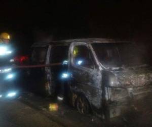 Instantes en que bomberos controlaban las llamas en la unidad en el sector El Carmen de San Pedro Sula.