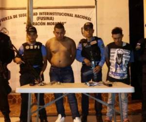 Los dos presuntos mareros fueron capturados este lunes por la Policía Nacional en la colonia Emanuel (Foto: PN/ El Heraldo Honduras/ Noticias de Honduras)