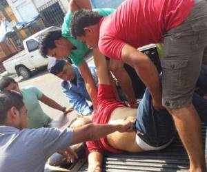 El joven fue auxiliado por varias personas, sin embargo, perdió la vida minutos después.