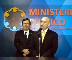 El Fiscal General de la República de Honduras, Oscar Armando Chinchilla, y el vocero de la Maccih, Juan Jiménez Mayor. Foto MP/Twitter.