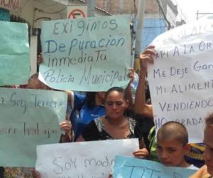 Con pancartas y gritos de protesta los ciudadanos piden a la Alcaldía que los deje trabajar.
