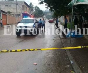 Policías en la escena donde fue asesinado un taxista este martes en colonia Los Pinos de la capital de Honduras.