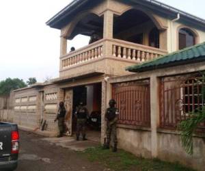 Parte del operativo consiste en allanamiento a varias viviendas.