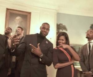 En la Casa Blanca hasta la primera dama de Estados Unidos, Michelle Obama, se contagió y aceptó posar junto a LeBron James.