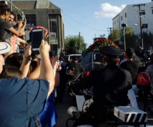 Las cenizas del Divo de Juárez, Juan Gabriel llegaron en una carroza fúnebre en medio de cientos de personas que le rendirán tributo, foto: Cortesía Reforma Gente.