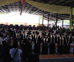 La mañana de este viernes se celebran las graduaciones en la Universidad Nacional de Agricultura (UNA) de Catacamas. Unas horas antes se registró un incendio, foto: Tomada del Twitter de Marlon Escoto.