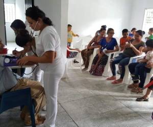 El personal de enfermería de Dinis al tomar el peso y la presión de los enfermos que llegaron a la brigada.