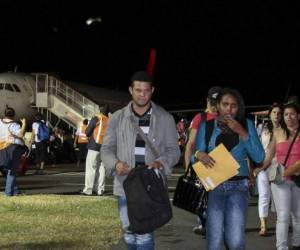 Los cubanos llegaron a El Salvador la madrugada de este miércoles procedentes de Costa Rica en un vuelo