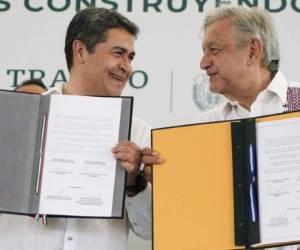 Los presidentes de México, Andrés Manuel López Obrador, y de Honduras, Juan Orlando Hernández, firmaron este sábado un programa para el desarrollo que impulsará la creación de 20.000 empleos en el país centroamericano para tratar de desalentar la migración hacia Estados Unidos. Fotos: AFP/Twitter