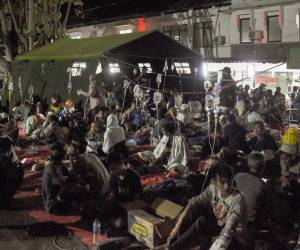 Al menos 56 personas murieron y más de 700 resultaron heridas, muchos de ellos atendidos en plena calle, tras un terremoto de magnitud 5.6 ocurrido el lunes en la principal isla de Indonesia, Java, una sacudida que hizo temblar los rascacielos de la capital, Yakarta.