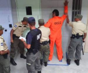 Bajo un dispositivo de seguridad interna fueron trasladados los primeros 37 reos de alta peligrosidad a penal El Pozo ubicado en Santa Bárbara, fotos: El Heraldo.