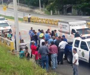 Junto al cuerpo de la víctima quedó una mochila de color negro que portaba al momento de ser arrollado (Foto: Estalin Irías/ El Heraldo Honduras/ Noticias de Honduras)