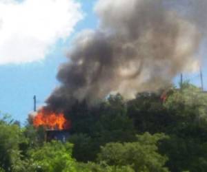 Las llamas se extendieron hacia varias viviendas de madera.