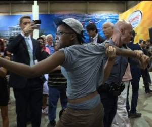 El grupo de estudiantes intentaron interrumpir a Trump, en su discurso en un mitin en Richmond.