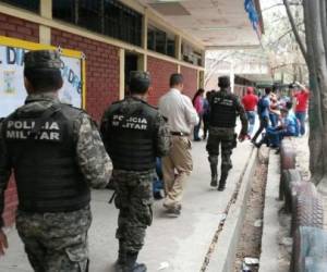 Hasta segunda orden se mantendrá la presencia militar en los colegios capitalinos para evitar acciones de los pandilleros en contra de maestros y estudiantes, foto: Estalin Irías/El Heraldo.