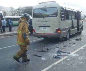 En esta unidad de transporte se conducían las personas que resultaron heridas en un nuevo accidente en la carretera CA5...