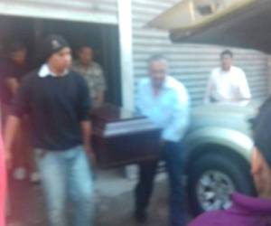 Entre lágrimas y repudio por el crimen, famiares retiraban de Medicina Forense el cadáver de una de las víctimas (El Heraldo Honduras/ Noticias de Honduras/ Sucesos de Honduras)