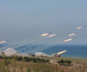 El presidente estadounidense Donald Trump, que ha descrito al líder norcoreano Kim Jong-Un como 'un loco con armas nucleares', prometió que ese problema 'será resuelto'.