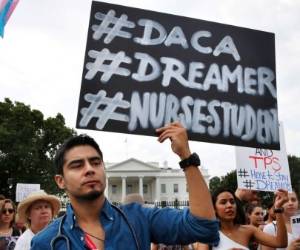 Unos 800,000 jóvenes quedarían desprotegidos si el Congreso y Senado no hacen nada para retomar el programa DACA.