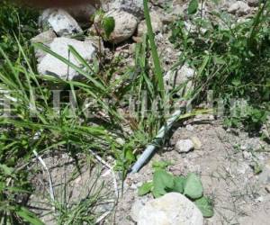 Piedras cubiertas con sangre fueron halladas en la zona donde apareció muerto un hombre en la colonia Tiloarque de la capital de Honduras. Foto: Estalin Irías/ EL HERALDO
