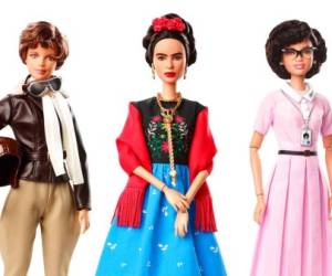 Esta imagen de producto liberada por Barbie muestra muñecas que representan a la piloto Amelia Earhart, desde la izquierda, la artista mexicana Frida Kahlo y la matemática Katherine Johnson, parte de su colección Mujeres Inspiradoras, cuyo lanzamiento coincidió con el Día Internacional de la Mujer.