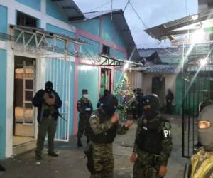 Elementos de la Policía Militar durante el operativo de búsqueda dentro de la cárcel de Comayagua.