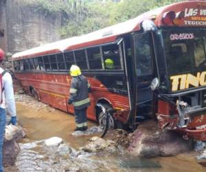 En esta quebrada quedó el bus que transportaba a unas 30 personas en Santa Bárbara. Fotos: Cortesía.