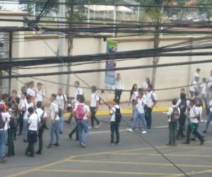 Los protestantes llegaron hasta Casa Presidencial para pedir se derogue la alfabetización en el país.