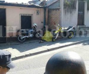 El cadáver de la víctima quedó en plena acera entre dos motocicletas (Foto: El Heraldo Honduras/ Noticias de Honduras)