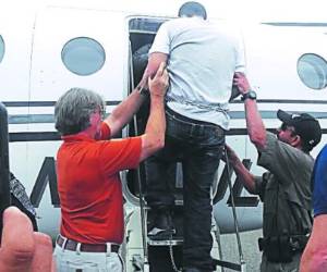 Momento en que “King Arthur” abordó la aeronave que lo trasladó hasta Estados Unidos.